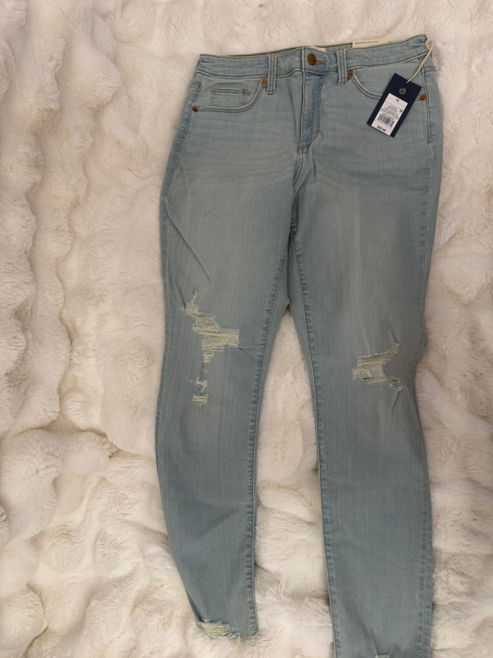 ‘ Universal Thread ‘ light  Blue Distressed Women's Jeans